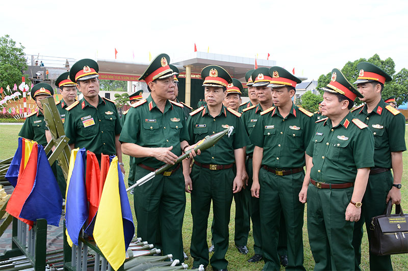 Xây dựng các trường quân sự chính quy, mẫu mực